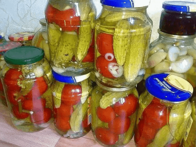 ВКУСНЫЙ МАРИНАД ДЛЯ ОВОЩНОГО АССОРТИ... 
Ингредиенты: 
1 средняя луковица порезанная кольцами 
1-2 зубчика чеснока порезанные 
стебли укропа порезанные 
5-8 штук черного перца горошком 
2-3 штук гвоздики 
5 лавровых листиков 
Приготовление: 
Все это выложить на дно банки 
Заложить овощи. 
Залить кипятком и оставить на четверть часа. 
Воду слить. 
Маринад. на пол литра воды: 
4 столовых ложки 9 % уксуса 
4 чайных ложки сахара 
2 чайных ложки соли 
Вскипятить, залить банки .
