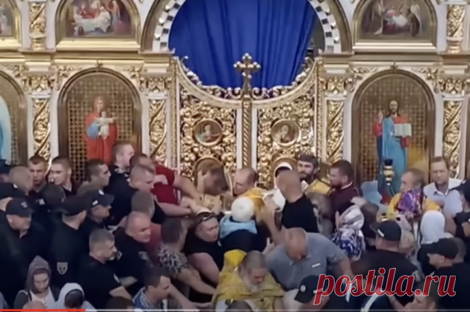 Раскольники ПЦУ с полицией захватили храм в Черновицкой области. Захват храма произошел в четверг, 19 октября.