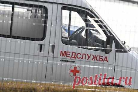 Россиянин потерял ухо после избиения отцом. Житель города Соликамск Пермского края потерял ухо после того, как его избил пьяный отец. Россиянин проживал в доме с младшим братом и отцом. В конце 2020 года между ними произошел конфликт. После ссоры сын уснул в кресле, отец попытался разбудить его, разозлился и избил табуретом с металлическими ножками по голове.