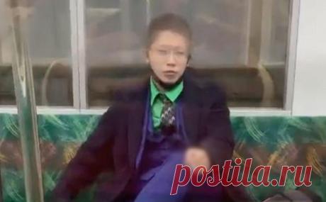 Напавший на людей в поезде в Японии мужчина заявил о подражании Джокеру. Совершивший вооруженное нападение в поезде в Токио, в результате которого пострадали 17 человек, признался, что подражает злодею из комиксов про Бэтмена Джокеру.