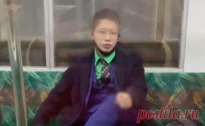 Напавший на людей в поезде в Японии мужчина заявил о подражании Джокеру. Совершивший вооруженное нападение в поезде в Токио, в результате которого пострадали 17 человек, признался, что подражает злодею из комиксов про Бэтмена Джокеру.