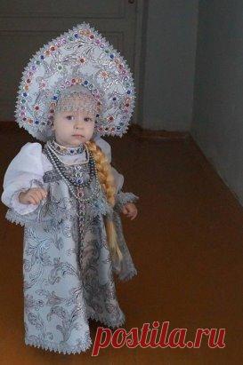 Снегурочке 1 годик всего.