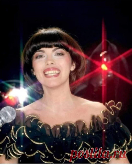 Она не вышла замуж: загадка одиночества Мирей Матье
Почему великая певица всю жизнь избегала романтических отношений.
Почему Мирей Матье великая певица, красивая женщина, икона стиля – всю жизнь куталась в кокон одиночества, избегая даже серьезных романов, не говоря о замужестве? Даже на светские мероприятия она ходила в компании мамы и сестры. Она пела о любви, но сама казалась заколдованной, защищенной от этих чар – казалось, что ни один мужчина не может всерьез потревож...