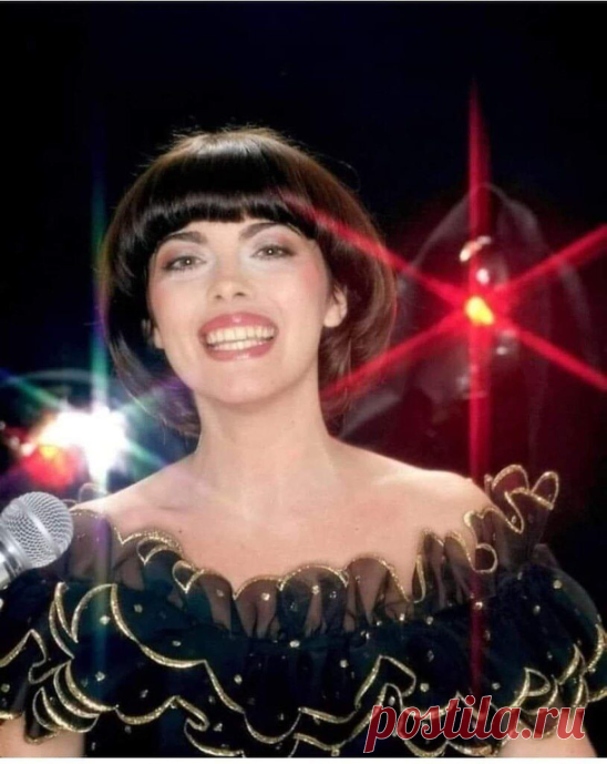 Она не вышла замуж: загадка одиночества Мирей Матье
Почему великая певица всю жизнь избегала романтических отношений.
Почему Мирей Матье великая певица, красивая женщина, икона стиля – всю жизнь куталась в кокон одиночества, избегая даже серьезных романов, не говоря о замужестве? Даже на светские мероприятия она ходила в компании мамы и сестры. Она пела о любви, но сама казалась заколдованной, защищенной от этих чар – казалось, что ни один мужчина не может всерьез потревож...