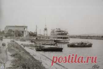 Старый Дмитров 1960 
Пассажирская пристань и маленький катерок, перевозивший людей из города в Заречье (стоила поездка 3 копейки)