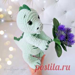 Дино амигуруми. Схемы и описания для вязания игрушек крючком! Бесплатный мастер-класс от Ирины Гуриной по вязанию плюшевого динозавра по имени Дино. Высота вязаной крючком игрушки примерно 30-32 см. Для изготовле…