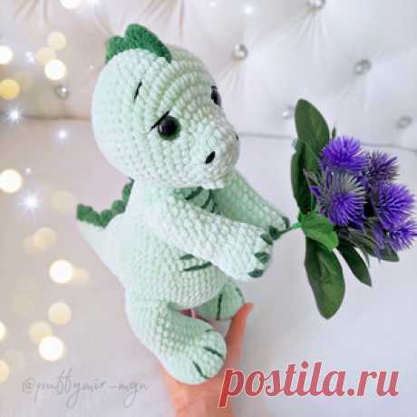 Дино амигуруми. Схемы и описания для вязания игрушек крючком! Бесплатный мастер-класс от Ирины Гуриной по вязанию плюшевого динозавра по имени Дино. Высота вязаной крючком игрушки примерно 30-32 см. Для изготовле…