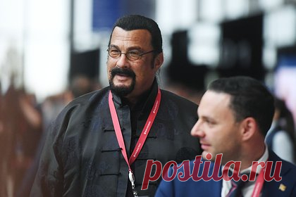 Стивен Сигал назвал самое прекрасное в России. Актер Стивен Сигал назвал самое прекрасное, по его мнению, что есть в России. По словам Сигала, «самое прекрасное здесь — это люди». Он также пояснил, что его ничего не удивляет в России. Ранее он заявил, что считает себя «на сто процентов русофилом и на миллион процентов русским».