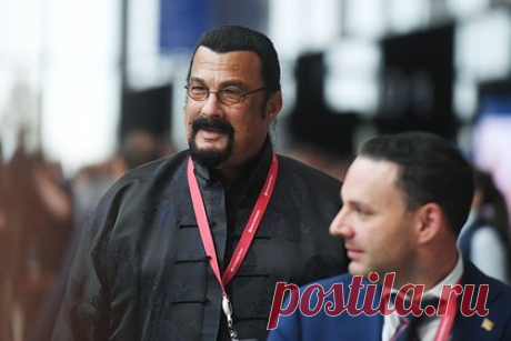 Стивен Сигал назвал самое прекрасное в России. Актер Стивен Сигал назвал самое прекрасное, по его мнению, что есть в России. По словам Сигала, «самое прекрасное здесь — это люди». Он также пояснил, что его ничего не удивляет в России. Ранее он заявил, что считает себя «на сто процентов русофилом и на миллион процентов русским».