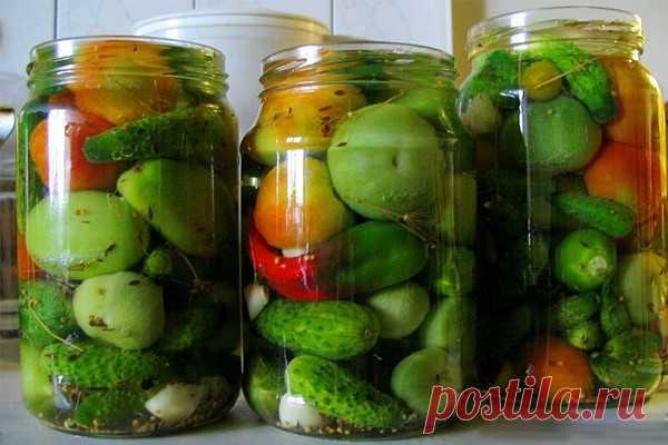 Огурцы с зелеными помидорами на зиму/ 
Очень удобно консервировать вкусное ассорти из овощей на зиму. 
Открыв баночку такой заготовки, вы будете иметь сразу несколько овощей в аппетитном пряном маринаде. Предлагаем воспользоваться этим рецептом и заготовить к зимнему столу овощное ассорти из огурцов с зелеными помидорами. 
Ингредиенты: 
огурцы маленькие 
зеленые или (и) бурые помидоры 
В каждую банку емкостью 1л: 
чеснок – 4-5 зубчиков 
сладкий перец – 1 шт. 
зонтик укропа...