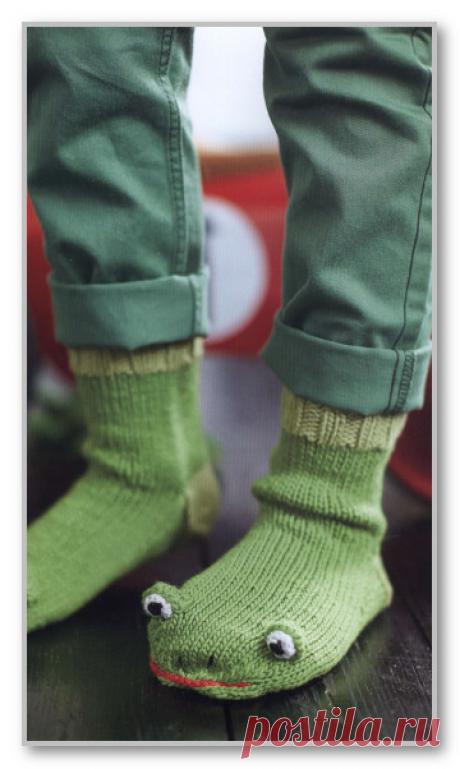 Вязание спицами. Описание детской модели со схемой и выкройкой. Носки на четырех спицах, с декором Лягушка. Размер: 29-30