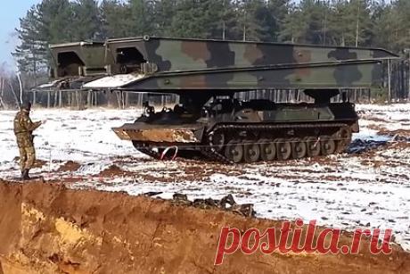 Германия предоставила Украине новую партию техники. Германия предоставила Украине новую партию техники, в частности шесть танковых мостоукладчиков Biber и восемь грузовиков Zetros. В период с 1 января 2022 года по 20 февраля 2023 года Берлин выдал отдельные разрешения на экспорт военной продукции на сумму более 2,5 миллиарда евро.