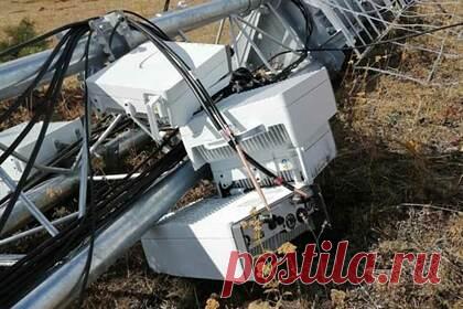 Жители села испугались «излучения» от 5G и снесли вышку сотовой свзи. Жители Абзелиловского района Башкирии испугались «излучения» 5G и трактором снесли вышку сотовой связи одного из операторов. Соответствующие кадры появились в Telegram-канале «Выпускайте Кракена!». Чтобы повалить металлическую конструкцию, они наняли трактор и сломали вышку с оборудованием для сотовой связи.