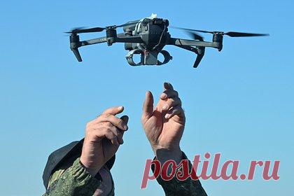 Конфликт на Украине назвали «первой войной дронов». Экс-директор ЦРУ Дэвид Петреус назвал конфликт на Украине «первой войной дронов». Об этом он написал в своей книге «Конфликт: эволюция ведения войны с 1945 года до Украины». По его словам, это был первый конфликт, в котором дроны играли центральную роль в наземных операциях, со многими важными указаниями на будущее.