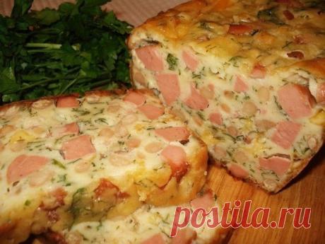 Мясной кекс

Ингредиенты:

Сардельки — 3 шт.
Сыр — 100 г
Майонез — 100 г
Сметана — 100 г
Фасоль — 400 г
Яйца — 3 шт.
Зелень
Сода — 1 ч. л. гашеная уксусом

Приготовление:

1. В миску разбить яйца, добавить майонез, сметану, перемешать. Добавить соду, гашеную уксусом 9 %. Добавить муку, перемешать.

2. Сардельки и сыр нарезать кубиками, зелень мелко нарезать. Добавить в тесто перечисленные продукты и фасоль. Перемешать.

3. Выложить смесь в форму для выпекания кекса. Постав...