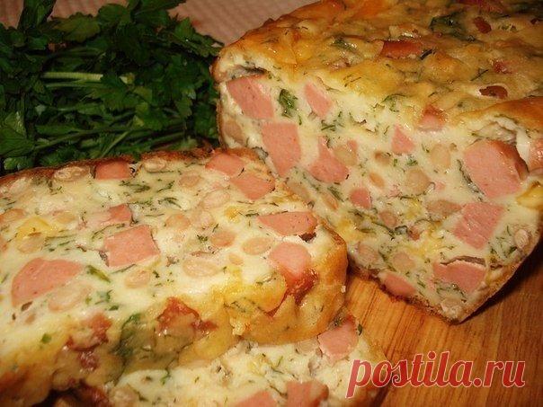 Мясной кекс

Ингредиенты:

Сардельки — 3 шт.
Сыр — 100 г
Майонез — 100 г
Сметана — 100 г
Фасоль — 400 г
Яйца — 3 шт.
Зелень
Сода — 1 ч. л. гашеная уксусом

Приготовление:

1. В миску разбить яйца, добавить майонез, сметану, перемешать. Добавить соду, гашеную уксусом 9 %. Добавить муку, перемешать.

2. Сардельки и сыр нарезать кубиками, зелень мелко нарезать. Добавить в тесто перечисленные продукты и фасоль. Перемешать.

3. Выложить смесь в форму для выпекания кекса. Постав...