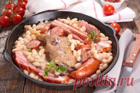Много вкусного! Блюда эти хоть и калорийные, но безумно вкусные и к тому же проверенные временем. Ешьте с удовольствием! Кассуле — рагу с мясом и фасолью Фото: iStock.com/Gettyimages.ru На 10-12 персон: фасоль белая — 500 г, грудинка ягненка — 500 г, шея свиная — 500 г, ножки утиные — 4 шт...