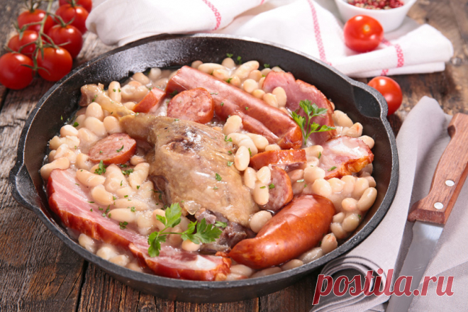 Много вкусного! Блюда эти хоть и калорийные, но безумно вкусные и к тому же проверенные временем. Ешьте с удовольствием! Кассуле — рагу с мясом и фасолью Фото: iStock.com/Gettyimages.ru На 10-12 персон: фасоль белая — 500 г, грудинка ягненка — 500 г, шея свиная — 500 г, ножки утиные — 4 шт...