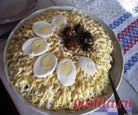 25 рецептов салата с сыром:
1. Салат "Пандора" 
2. Салат "Трудовые будни"
3. Салат овощной с сыром и ветчиной
4. Салат с кальмарами, сыром и кукурузой
5. Салат с курицей и маслинами
6. Салат "Лисичка"
7. Итальянский салат с сыром и пастой
8. Салат "Мельник"
9. Салат из пекинской капусты с креветками и сыром
10. Салат "Удачный"
11. Салат с ананасами и курицей
12. Салат с курицей и виноградом
13. Салат "Торжественный"
14. Салат с курицей и солеными грибами
15. Салат "Фантази...