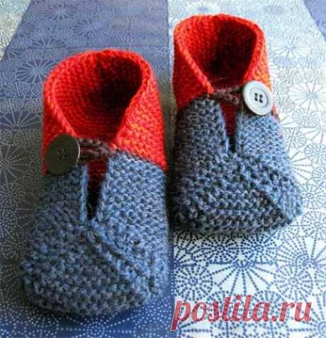 Вязаные тапочки
Простой и быстрый способ связать тапочки спицами. Кстати, тоже самое вполне можно сделать и крючком…
Можно сделать застежку на пуговке, как на фото выше, или сшить дальше передний шов.
Ничег…