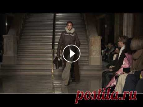 ALTUZARRA | Осень Зима 2022/2023 | Неделя Моды в Нью-Йорке Больше новостей на нашем сайте: #WorldFashionChannel В контенте World Fashion Channel могут содержаться упоминания и ссылки на ресурсы компании Meta (...
