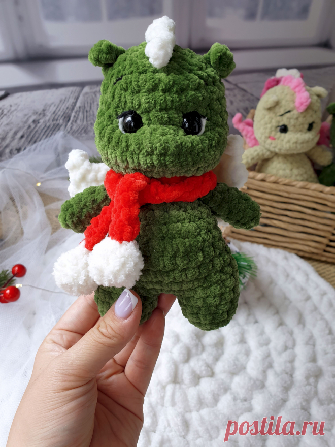 PDF Мини Дракон крючком. FREE crochet pattern; Аmigurumi toy patterns. Амигуруми схемы и описания на русском. Вязаные игрушки и поделки своими руками #amimore - плюшевый дракон в шарфике, маленький дракончик из плюшевой пряжи, динозавр, динозаврик.