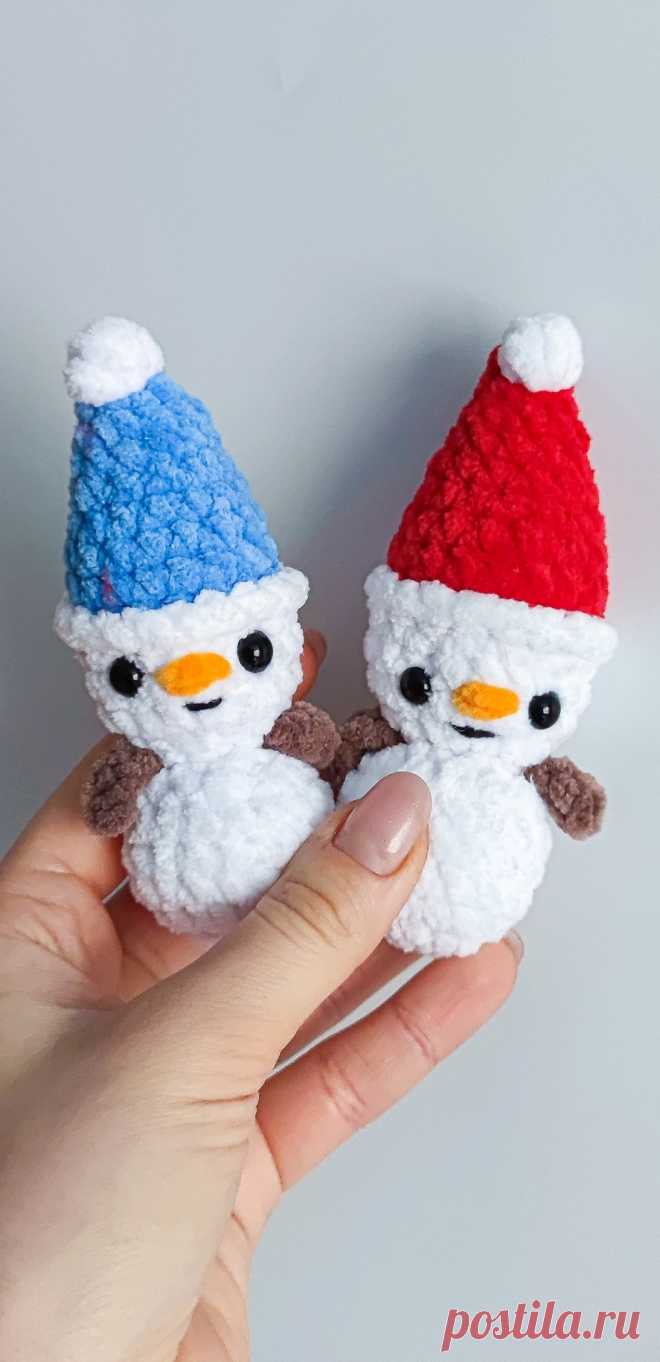 PDF Снеговичок крючком. FREE crochet pattern; Аmigurumi toy patterns. Амигуруми схемы и описания на русском. Вязаные игрушки и поделки своими руками #amimore - плюшевый снеговик к Новому году, новогодний снеговичок в шапочке, маленькие снеговички из плюшевой пряжи.