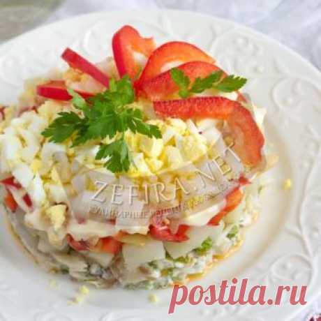 Вкусный слоёный салат из минтая на Новый год и праздник Салаты из рыбы не менее популярны на праздничном столе, поэтому есть смысл изучить этот простой рецепт и воспользоваться им. Этот салат наглядный пример того, как из простых продуктов, можно приготовить вкусный, сытный и аппетитный салат. Понадобится обычная морская рыба. Я готовила этот салат с мин