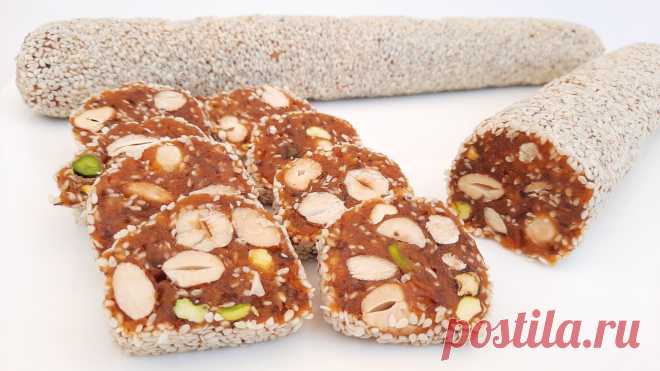 Финиковая колбаса. Финиковая колбасаФиники с курагой моем, промакиваем бумажным полотенцем. Из фиников убираем косточки.Финики с курагой пропускаем через мясорубку. Орехи обжариваем на сухой сковороде, я использую уже обжаренные орехи. К финиковой массе добавляем орехи и кунжут, перемешиваем до однородной консистенции. Силиконовый коврик смачиваем водой и на него выкладываем половину финиковой массы с орехами. И при помощи коврика формуем десертную колбасу и обваливаем ее в белом кунжуте. Из…