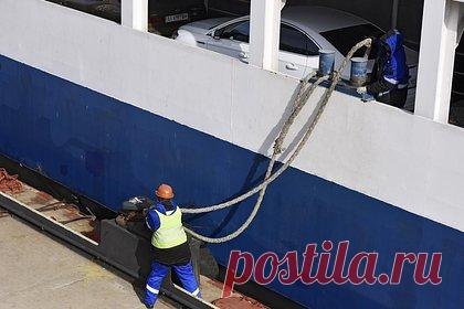 Работу Керченской паромной переправы приостановили. Работа Керченской паромной переправы, соединяющей Крым и Краснодарский край, приостановлена из-за неблагоприятных погодных условий в понедельник, 27 ноября. Об этом сообщает Министерство транспорта России без уточнения срока снятия ограничений. В предыдущий раз работу переправы временно останавливали 18 ноября.