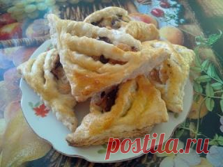 Слоённые пирожки с курицой грибами и сыром
