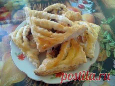 Слоённые пирожки с курицой грибами и сыром