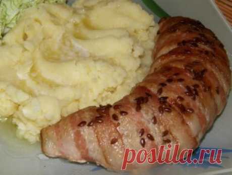"Мясные рогалики"
Любой фарш, котлетный например. Для котлет вкуснее делать смешанный фарш из мяса 2-3 видов: свинина+курица или 
говядина+свинина. Лук - чем больше, тем вкуснее и сочнее. Я добавляю 
сырую картофелину. Еще размоченный в воде и потом отжатый сухой белый хлеб - количество зависит от того, сколько народу надо накормить. Любите чисто мясные - не вопрос). Посолить, поперчить не забудьте.
Бекон лучше взять прикопченный - полжизни! Выложить внахлест. Мокрыми руками сформировать "кеба
