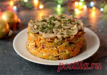 Салат с мясом, морковью и грибами Ингредиенты:Мясо — 100 гМорковь — 1 шт.Шампиньоны — 200 гОгурцы соленые — 2–3 шт.Сыр — 100 гЧеснок — 2–3 зубчиковМайонез — по вкусуСоль — по вкусуПриготовление:1. Морковь натрите на мелкой терке, затем обжарьте на растительном масле.2. Мясо...