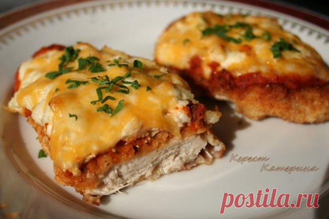 Нежная курочка в панировке с томатным соусом, запеченная под сыром