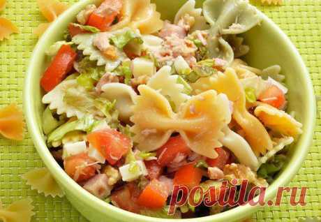 Салат с бантиками и овощами