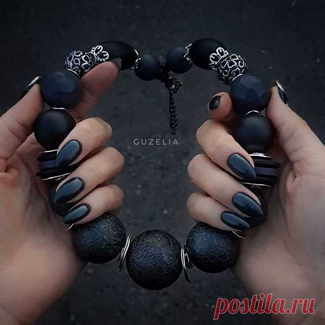 Мой внутренний гот ликует 😅🖤 Сделала такую черную кольешку под шею 😍 Кайф! Подходит под все)))
Крупные деревянные бусины, посеребренная фурнитура.
Цена 2500р

Единственный экземпляр. Без повторов 👌
Бронь ✔️