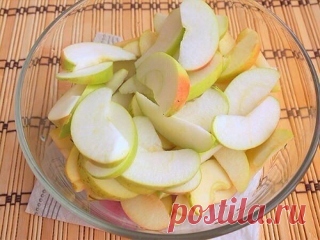 Бисквитный пирог с яблоками / Кулинарная Истерия