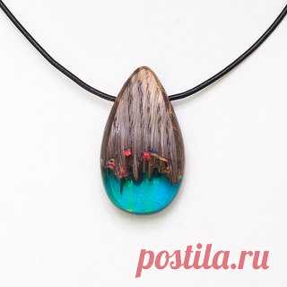 Кулоны из дуба со смолой.