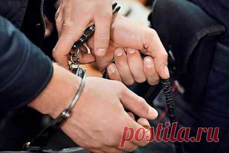 Фигуранта дела о расправе над 17-летней россиянкой задержали. Полицейские задержали обвиняемого по делу о расправе над 17-летней девушкой из Тульской области, тело которой было найдено возле мусорных баков в Воронеже. Речь идет о 28-летнем уроженце Махачкалы Республики Дагестан Марке Попове. Он сам признался друзьям в переписке, что расправился с девушкой, уточняет Shot.