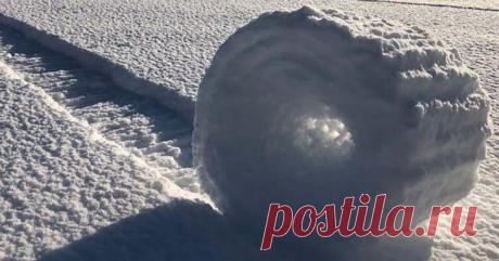 На поле в Великобритании наблюдали редкое природное явление — снежные рулоны