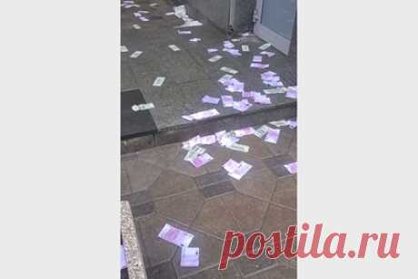 Раскрыты подробности дела против устроившего денежный дождь москвича. Обыски в квартире жителя Москвы, выбросившего деньги после визита ФСБ, прошли в рамках уголовного дела под грифом «Совершенно секретно». Уточняется, что обыски прошли в пятикомнатной квартире площадью 152 квадратных метра на Русаковской улице утром 16 марта. Деньги собрали сотрудники правоохранительных органов.