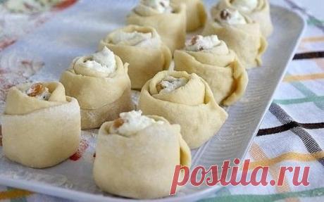 Булочки "Розочки" с творогом. Пошаговый рецепт! 
Это красивая и вкусная выпечка. 
Ингредиенты:
-Молоко — 250 мл
-Яйца (2 в тесто, 1 в начинку) — 3 шт
-Сахар (100 г в тесто, 100 г в начинку) — 200 г
-Слив. масло (или маргарин) — 100 г
-Мука (приблизительно) — 600-700 г
-Ванильный сахар (1 пакетик в тесто,1 в творог) — 2 пакет.
-Дрожжи (свежие или сухие 2 ч.л.) — 25 г
-Творог — 500 г
-Изюм — 100-150 г
-Цедра лимона (по желанию, в тесто)
-Соль (неполная) — 1 ч. л.
Приготовление:
Первым делом з