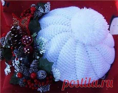 БЕРЕТ "СНЕЖОК" .

Связать крючком берет под названием «Снежок» (хотя, конечно, его можно сделать не только белым) сможет быстро даже начинающий.

Слова автора:

Для вязания я использовала крючок 4, шерстяные нитки в два сложения, тонкую резинку (понадобится при вязании околышка). Берет вяжется по спирали, без подъемных столбиков

Итак, берем ниточки, начинаем вязать.

1. Сделайте петлю.

2. 12 СБН (столбик без накида).

3. 24 СБН (по 2 в каждую петлю).

4. 24 СБН (по 1 в к...