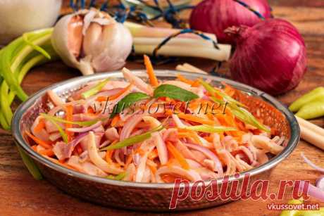 Хе из кальмаров по-корейски Хе из кальмаров по-корейски – прекрасная закуска на все случаи. Низкокалорийная, вкусная, сочная и достаточно сытная. В этом рецепте мариновать кальмаров будем вместе с морковью и луком, а остроту отрегулируем так, чтобы она была ощутимой, но умеренной.