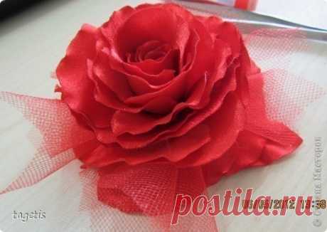 роза из атласной ленты.
