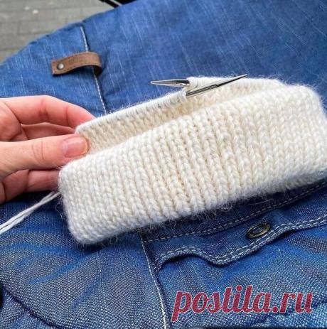 Как без сложных расчётов связать шапку :

1. Берём пряжу потолще или вяжем в 2 нuти (здесь у меня Natica и Lana Gatto Class)
2. Быстрый вариант - резинка 1х1 или 2х2
3. Вяжем образец потуже (я выбрала спицы 3.75 мм)
4. Считаем, сколько петель в 10 см, чуть растянув резинку. Делим полученное число на 10 и умножаем на свой обхват головы. Для подворота прибавьте пару сантиметров.
5. Вяжем резинкой нужную длину. Связав подворот и ещё немного, я обычно меряю шапку, подтянув спи...