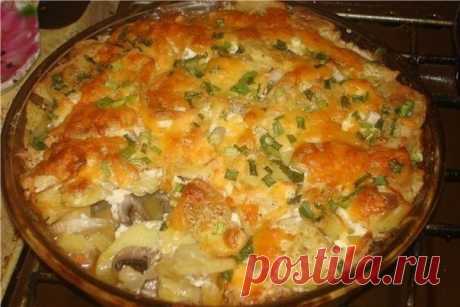 Картошечка на скорую руку 

Ингредиенты:

картофель
лук
помидор
сыр
майонез
соль
Все продукты берем в произвольном количестве

Приготовление:

1.Разогреваем плиту.
2.Картофель чистим и режем кружочками.
3.Лук чистим и режем произвольно.
4.Картофель и лук смешиваем, солим и заправляем немного майонезом.
5.Выкладываем в форму, на сковородку без ручки или на противень.
6.Помидор режем кружочками и выкладываем сверху.
7.Я добавляю чуть-чуть воды. Накрываем фольгой и на среднем...