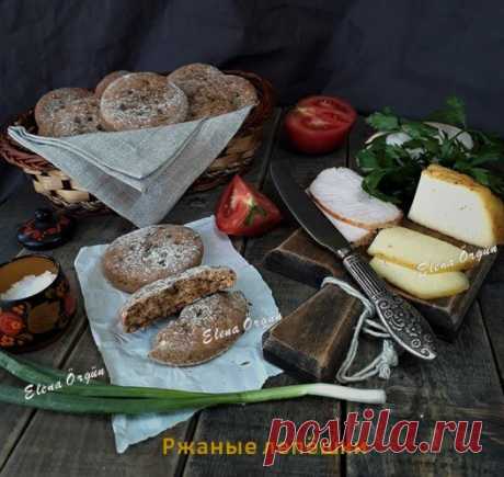 РЖАНЫЕ ЛЕПЁШКИ
автор Елена Оргюн

Безумно вкусные и ароматные лепёшечки.Хоть с сыром и мясом,хоть с овощами,хоть с чаем--попробуйте,не пожалеете!))) 

Смешать полстакана цельнозерновой муки, полстакана ржаной, полстакана пшеничкой, 2 ч.л. ржаного солода и разрыхлитель. 

В другой миске смешать 200 гр йогурта,0,5 ч.л. соли,1 ч.л. мёда и 2 ст.л. растит. масла.

Из всех ингредиентов замесить тесто.Оно должно быть похоже на мягкое пирожковое, но слегка липкое. Поделить на шари...