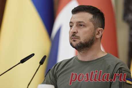 Зеленскому предрекли участь «козла отпущения». Сербское издание «Печат» предрекло участь президента Украины Владимира Зеленского. По мнению автора материала, главе государства не удастся избежать участи «козла отпущения». Запад в случае, если что-то пойдет не так, всегда может свалить вину на украинского лидера, точно так же как ранее «списал» его предшественника.